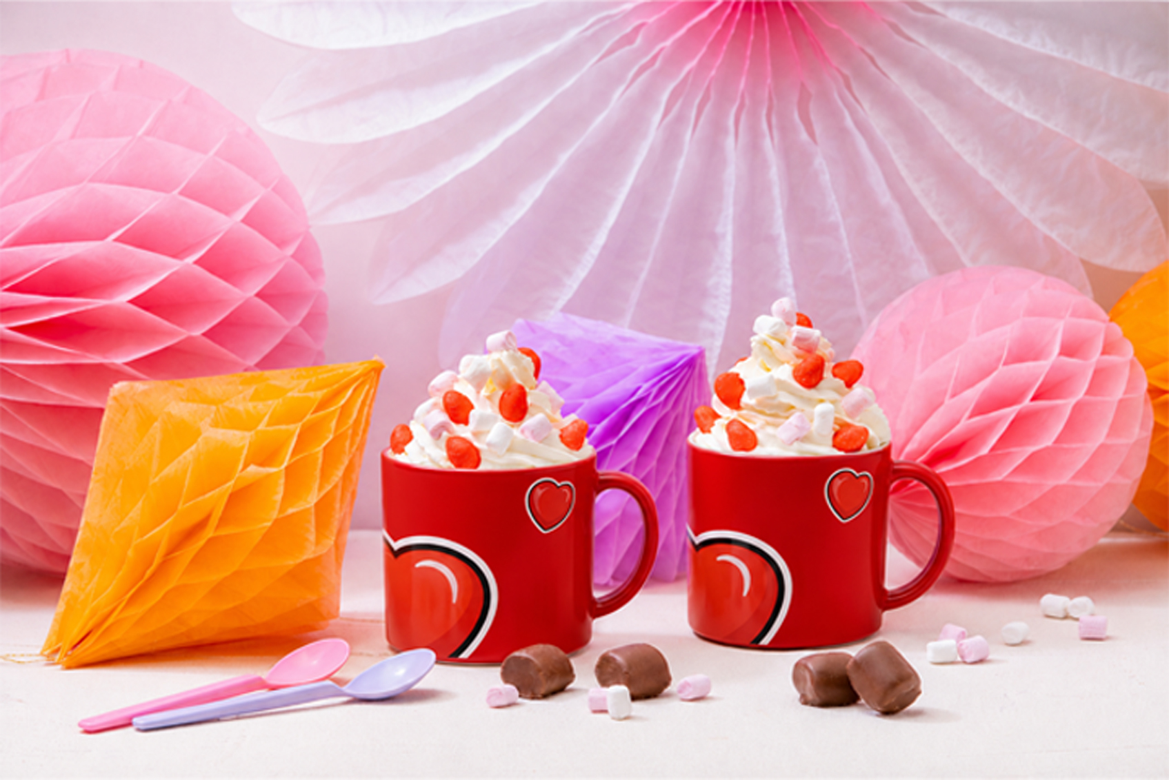 Bizcocho de chocolate en taza acompañado de Chamallows choco HARIBO