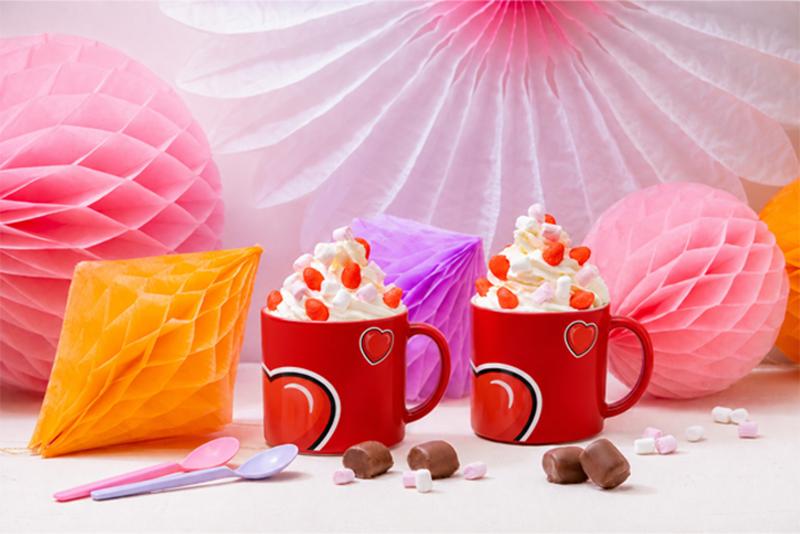 Bizcocho de chocolate en taza acompañado de Chamallows choco HARIBO